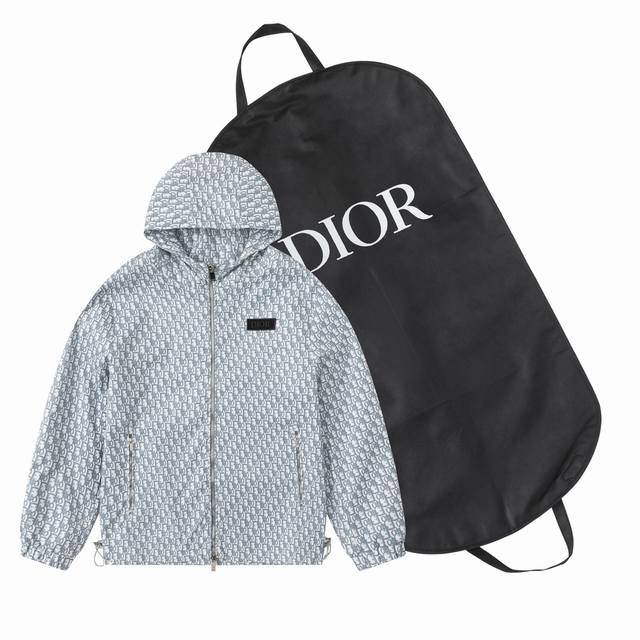 配防尘袋 爆款翻单到货 Dior 迪奥2024Ss秋冬最新款同步发售夹克外套，采用定制织针t花面料，采用客供设计品牌元素，满幅双“Dior”提花，极为抢眼，工艺