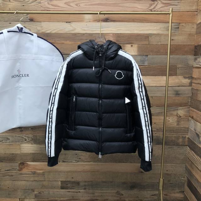 Moncler 蒙口今年的羽绒服开场爆炸来袭，全世界限量首发，德国专柜超级vip专享款，专柜售价达18200+，全球6月独家首发就一扫而空，又是一个剁手款，明星