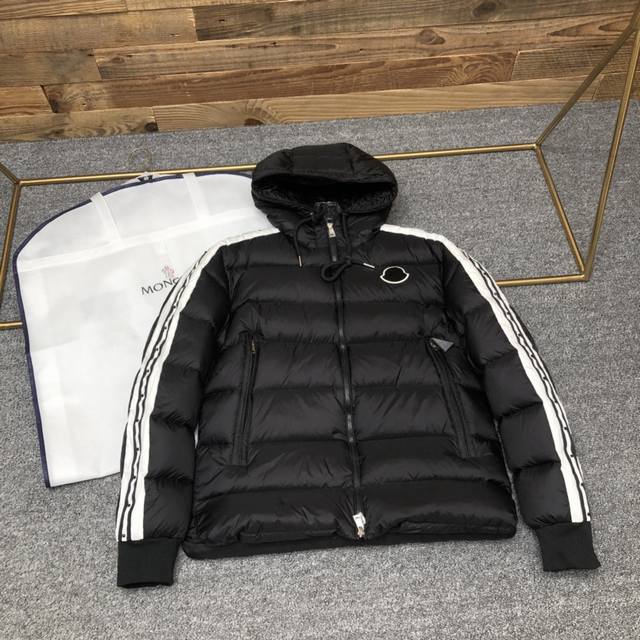 Moncler 蒙口今年的羽绒服开场爆炸来袭，全世界限量首发，德国专柜超级vip专享款，专柜售价达18200+，全球6月独家首发就一扫而空，又是一个剁手款，明星