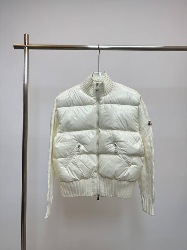 Moncler 蒙口23Fw羊毛针织拼接立领女款羽绒服 -采用90白鸭绒，600 蓬松度，袖口处使用羊毛混纺面料，质感更好，轻盈保暖，四层里布，绝不钻绒 -全衣