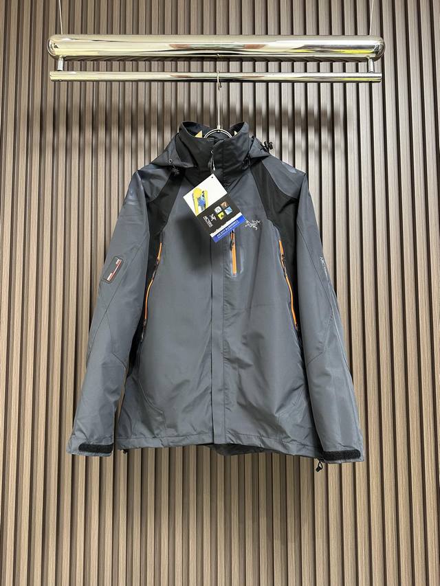 Arcteryx 始祖鸟户外三合一，两件套冲锋衣，防风保暖一站式搞定．此款衣服采用最新研发的hyvent防水透气压胶面料防水、排湿、耐磨三合一目前网上的价格基本