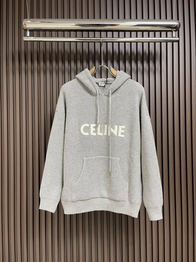 Celine 连帽套头针织毛衣，面料采用定制膨体羊毛绒 上身舒适柔软 纹理清晰 标志性celine Logo点缀正面 以针织毛衣搭配套头衫的新颖设计 简洁大方的