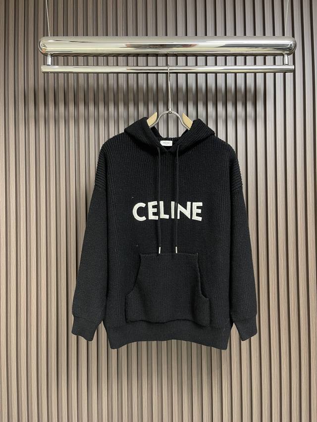 Celine 连帽套头针织毛衣，面料采用定制膨体羊毛绒 上身舒适柔软 纹理清晰 标志性celine Logo点缀正面 以针织毛衣搭配套头衫的新颖设计 简洁大方的