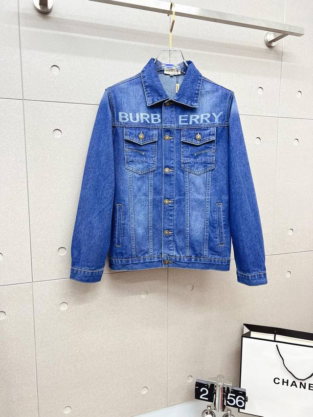 Burberry 巴宝莉 顶级版本！2024秋冬新款水洗字母牛仔外套。闭眼入的一款！上身无敌百搭好看！原版开模定制logo，牛仔水洗多次调整保证颜色饱和度无差