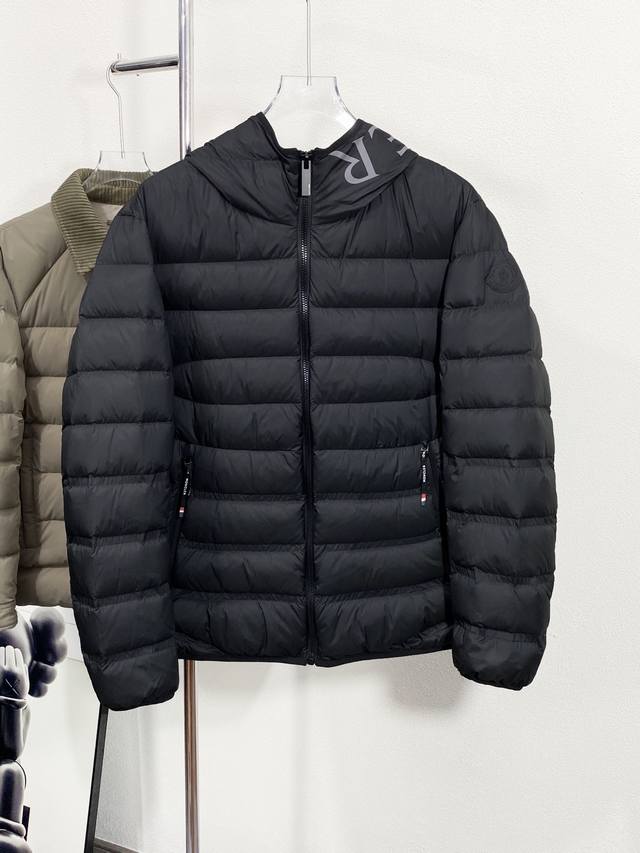 新品 Moncler 蒙口 Myosotis哑光纯色经典款连帽秋冬羽绒服 Moncler、Mon新品保暖羽绒服到货，专柜热销爆款精选 Myosotis男士羽绒服