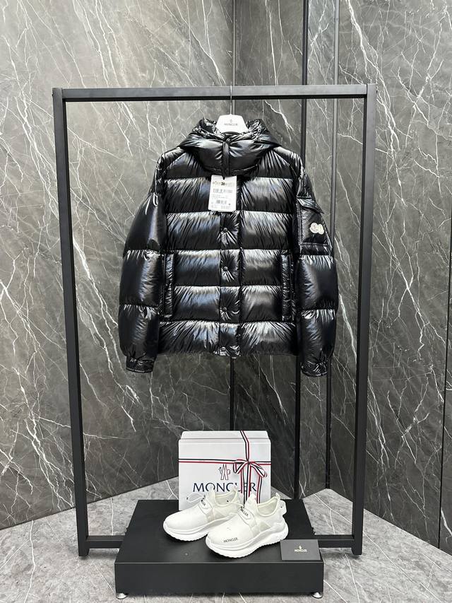 特级羽绒moncler Maya 70冬季短款羽绒服夹克外套.鹅绒填充版本. 另有鸭绒版本同步在售 Moncler 羽绒夹克专为庆祝品牌70周年而设，采用金属感