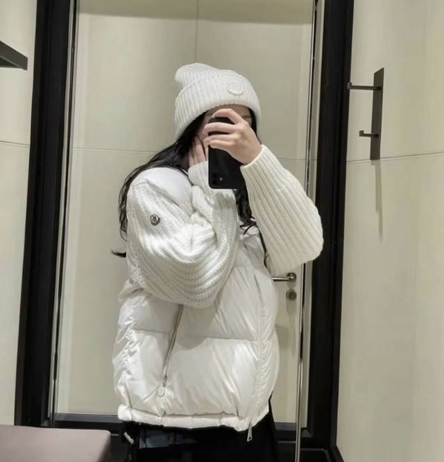 特级羽绒 Moncler Cardigan女士轻薄衬垫羊毛羽绒开衫外套. 这款女士羊毛开衫配有羽绒填充，适合四季穿着。 这款开衫是moncler的经典设计单品，