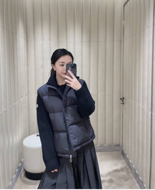 特级羽绒 Moncler Cardigan女士轻薄衬垫羊毛羽绒开衫外套. 这款女士羊毛开衫配有羽绒填充，适合四季穿着。 这款开衫是moncler的经典设计单品，