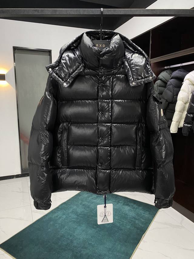 顶级外贸 Moncler Maya 70 男女同款连帽羽绒服 Moncler Maya羽绒服专为庆贺moncler 70周年重新诠释，全新色调焕新标志性款型。彰