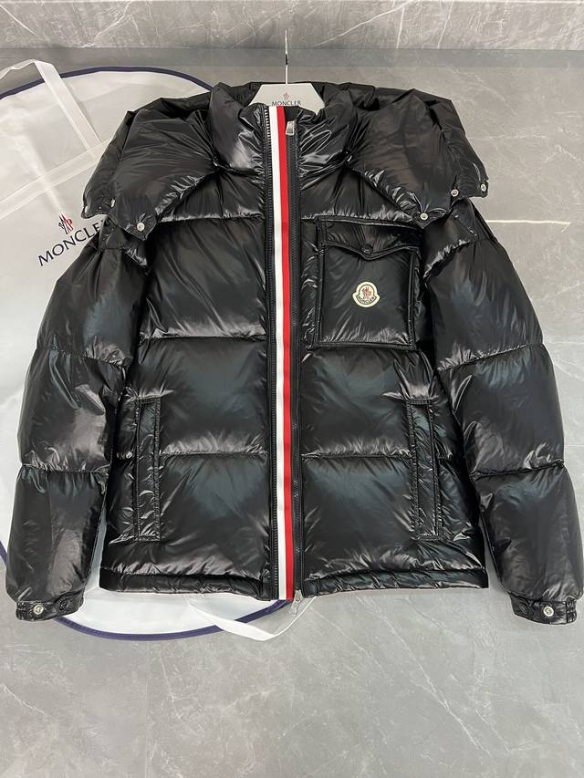 特级羽绒 此款这个版本只换码不退货 Moncler Montbeliard短款男士羽绒服夹克外套 Montbeliard男士短款羽绒夹克具有温暖和保护功能，彰显