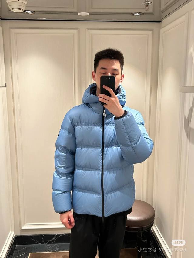 特级羽绒moncler Masac男士短款羽绒夹克外套.面料控必入单品.2024全新科技面料.极致轻量化.超轻超白鹅颈绒填充.清洁度天花板.850+蓬松度. 特