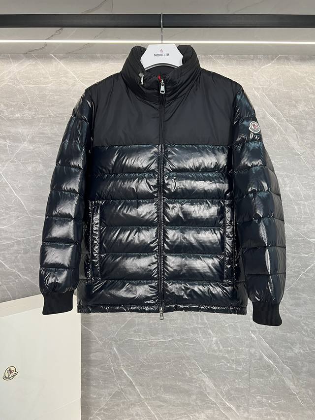 羽绒上新moncler Coyers短款拼接羽绒服外套. Coyers男士羽绒马甲融合哑光和亮面质感，是衣橱常备的实用单品。 Coyers羽绒外套，可叠搭各种单