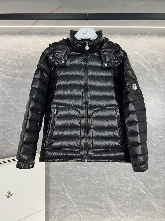 Moncler Lauros短款男士羽绒服夹克外套.超柔软细腻面料.90白鸭绒填充.极致轻便保暖. Lauros连帽羽绒夹克采用聚酯纤维外层面料制成，是monc