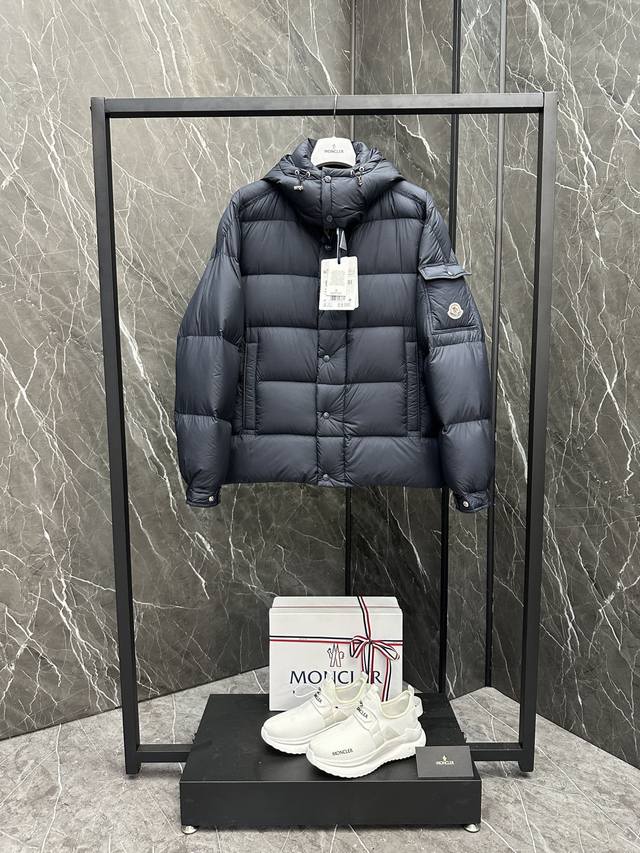 特级羽绒moncler 新品 Maya 70 鹅绒版本 冬季羽绒服夹克外套.哑光午夜蓝.中国限定白.火的一塌糊涂.反季柜台都是要抢的爆款 标志性的moncler