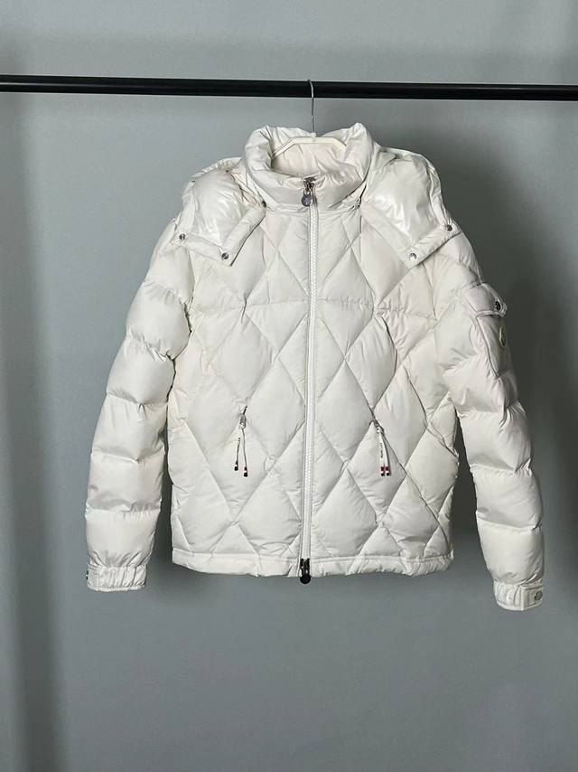 特级羽绒2024Moncler Averole短款男士菱形格羽绒服夹克外套.特级鹅绒填充.原厂配套五金. Averole男士短款羽绒夹克具有抢眼缝线图案，融汇菱