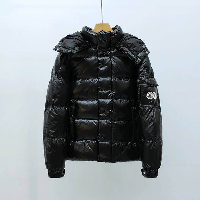 纯原臻品 防尘袋10 Moncler盟可睐fw22 Maya系列滑雪季70 周年纯色刺绣徽章连帽保暖保暖短款羽绒服 - 提供额外的头部保暖，在寒冷的滑雪环境中能