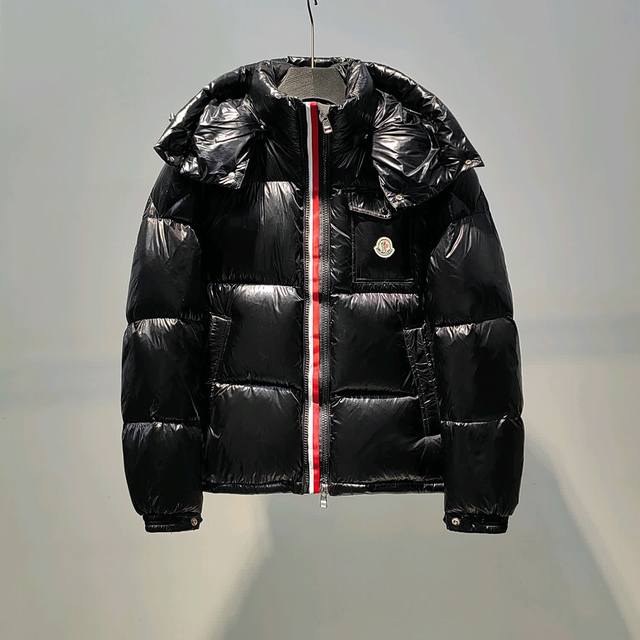 带芯片 纯原臻品 防尘袋10 Moncler蒙口 Montbeliard系列滑雪季纯色连帽短款保暖羽绒服男款黑色 现代风格夹克羽绒服，一眼就能feel到的质感与