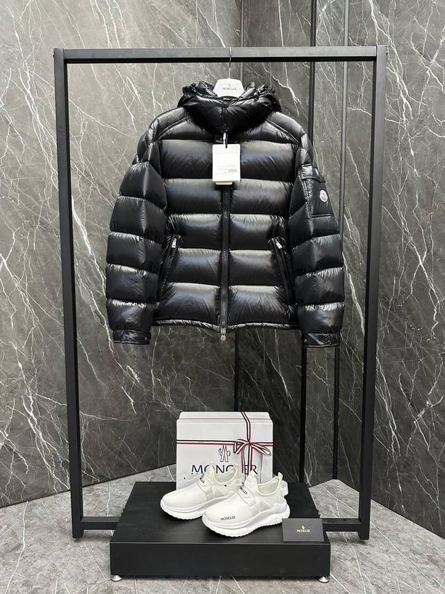 灰色内里带芯片特级羽绒 Moncler Maya短款 2024版本更油亮一些 男士羽绒服夹克外套. Maya为柜台经典系.每年都是细微小改动.换汤不换药吧.喜欢