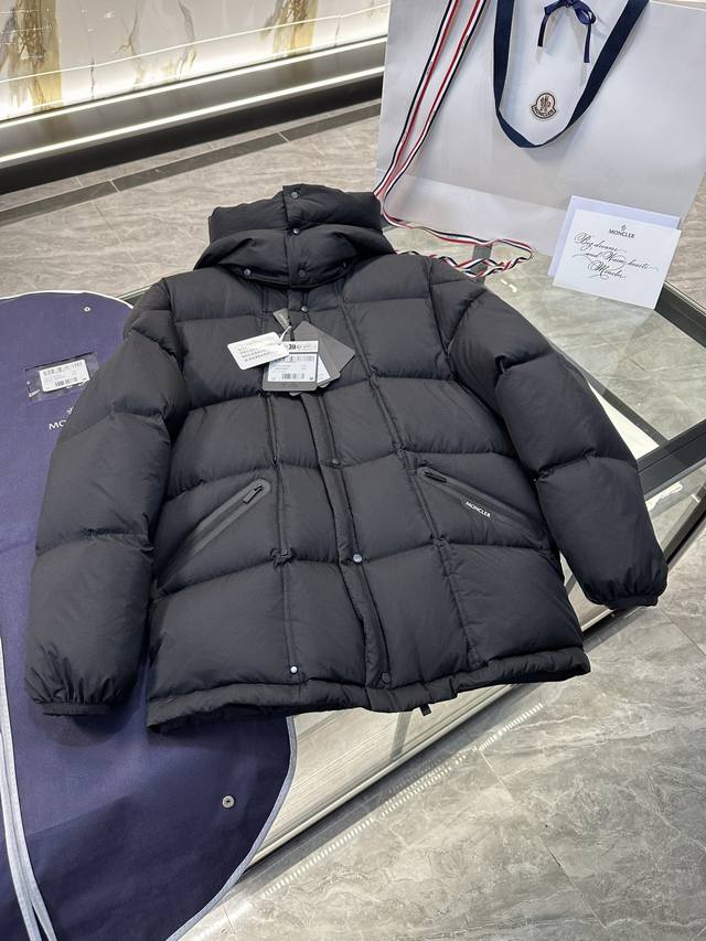 Moncler Matt Black 黑标系列loff Jacket中长哑光雾面羽绒外套.更多细节实拍.