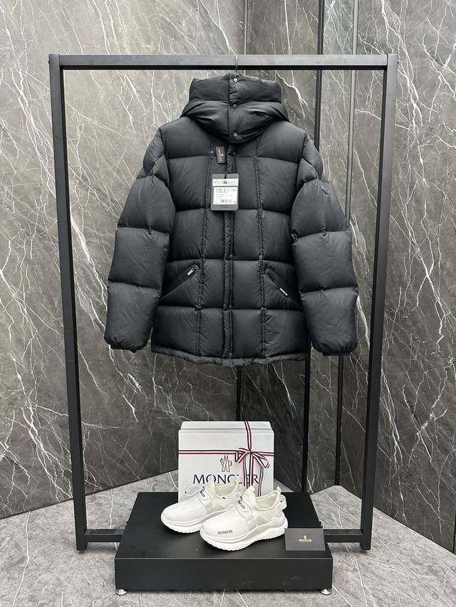 特级羽绒moncler Matt Black黑标系列loff Jacket中长哑光雾面羽绒外套.连帽可脱卸.中长黑武士. 特级鹅绒填充.条码款号齐全对应官网一致