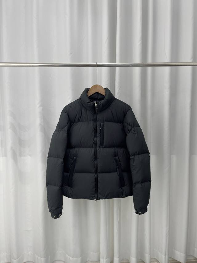 Moncler 蒙口 23Fw Besbre 皮拉链短款羽绒服 设计时尚百搭舒适透气、隐藏帽蒙口羽绒服 支持nfc芯片感应 官网同步发售！设计感与颜值爆棚的羽绒