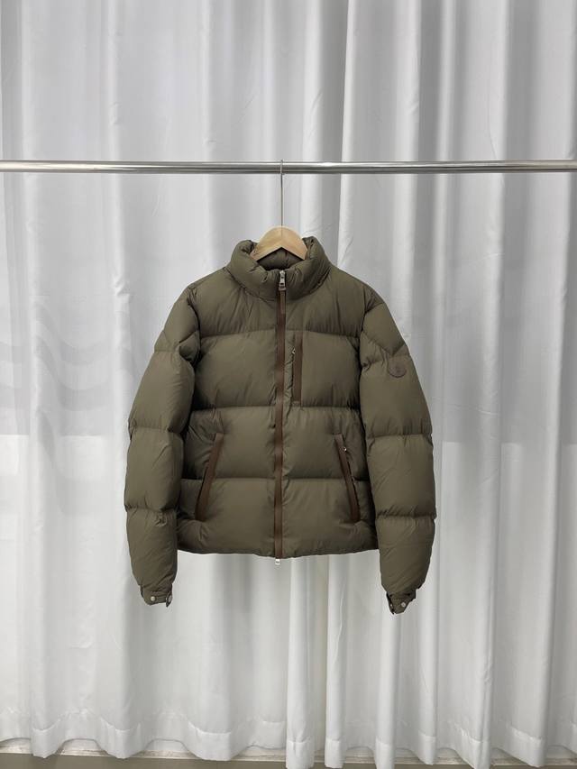 正品级 Moncler 蒙口 23Fw Besbre 皮拉链短款羽绒服男女同款 颜色：黑色、棕色 Size ：1-6 设计时尚百搭舒适透气、隐藏帽蒙口羽绒服 支