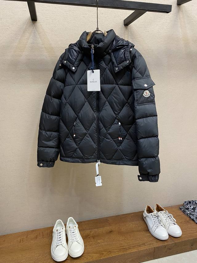 Moncler，Moc24Fw秋冬新款菱形格绗缝拉链羽绒夹克，男女同款袖臂徽章口袋可拆卸连帽立领羽绒服外套！贸易公司渠道稀出，同步官网发售！这款羽绒服是法蒙家最