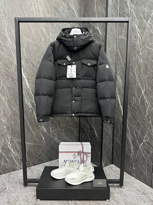 Moncler Fornas男士短款羽绒夹克外套.连帽可脱卸.可无痕隐藏变立领夹克外套. 条码款号齐全,对应官网一致.吊牌内置nfc电子感应防伪.支持多重防伪验