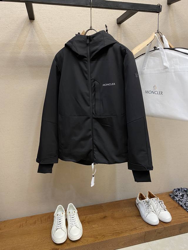 Moncler、Mo家男士休闲连帽羽绒外套 Grenoble防水压胶风雪羽绒服有亲如果眼尖，应该已经在蹲守这件了！小宽松的版，多功能型立体剪裁，设计感和时髦度在