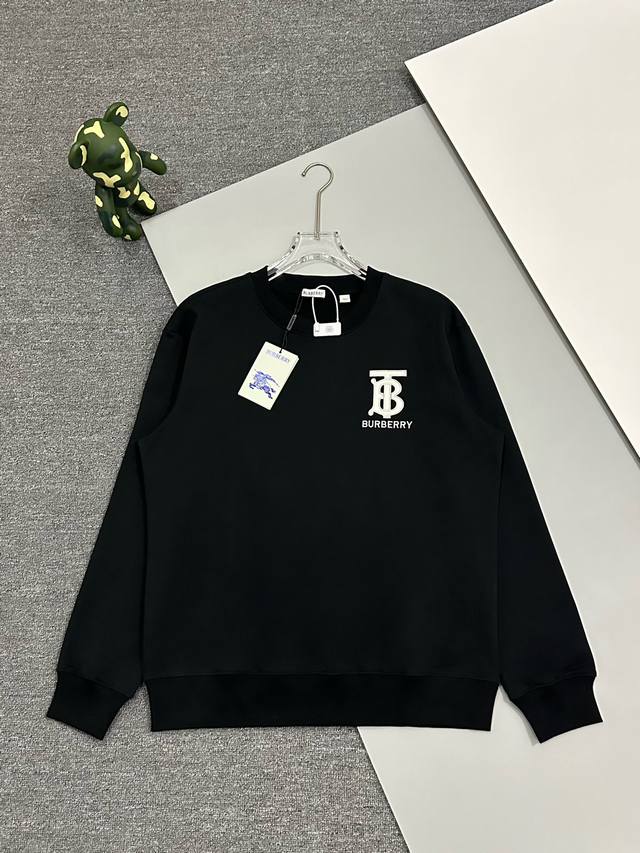 高版本］Burberry 巴宝莉 24Ss 卫衣圆领胸前tb皮标刺绣。卫衣面料420G 经典的棉质克洗水，标准化的立体裁剪，营造修长优雅线条感，百看不腻，永不过