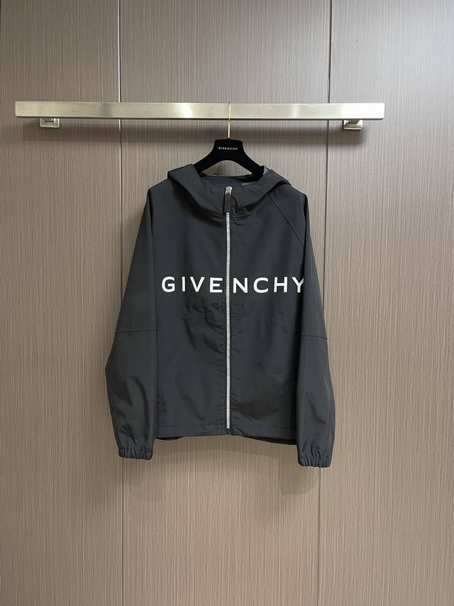 Givenchy 胸前印花拉链连帽外套，采用三合一75D梭织面料 触感如同末来科技 让肌肤惬享呼吸感 在75D梭织面料采用三合一工艺 优先将胶水均匀地涂布在需要