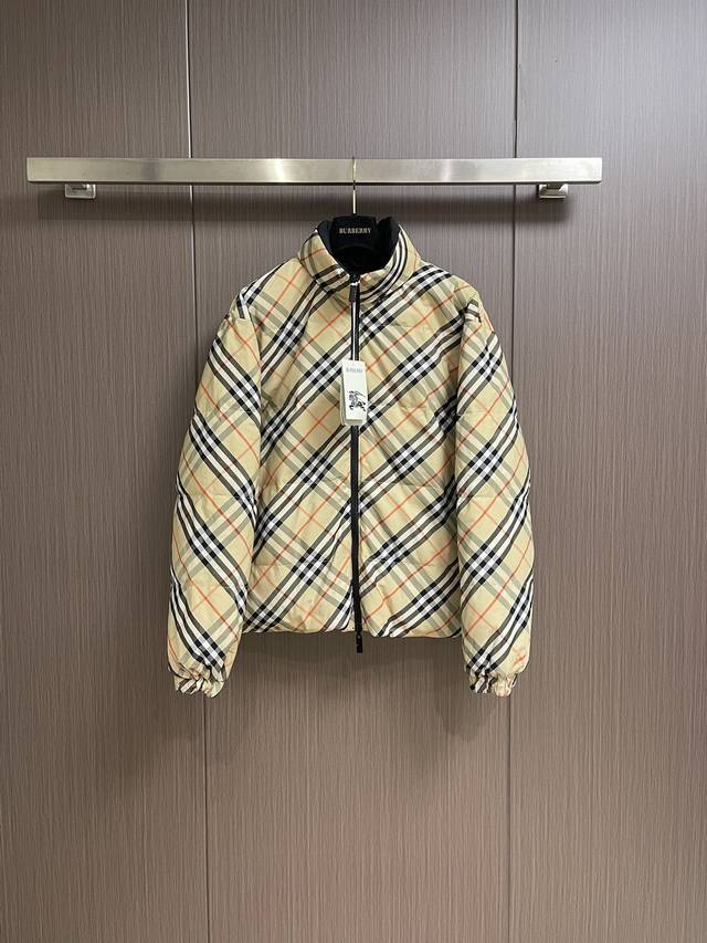 Burberry 2024秋冬新款经典格纹战马士徽标双面穿羽绒服外套，本款尼龙羽绒服，充盈填充白鸭绒成分。双面两穿款式，一面装饰burberry 格纹，另一面为