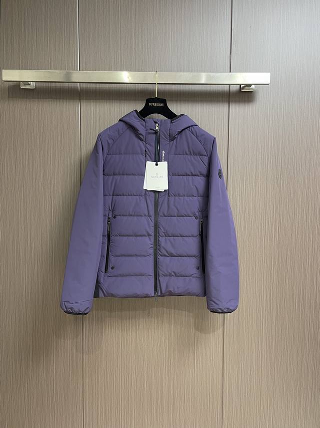 Moncler 2024Ss秋冬新款羽绒服 采用顶级90白鸭绒 今年主流颜色，上身百搭好看 帽檐搭配今年新工艺设计。尺码：48-56