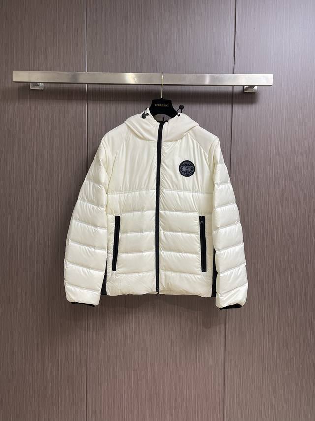 Moncler 连帽面包款羽绒服，原版定制面料，软糯柔软，绒密非常细腻，质感真心高级到爆炸，采用哑光弹力尼龙制成，设有羽绒衬垫和长方格珩缝，提供卓越呵护与保持温