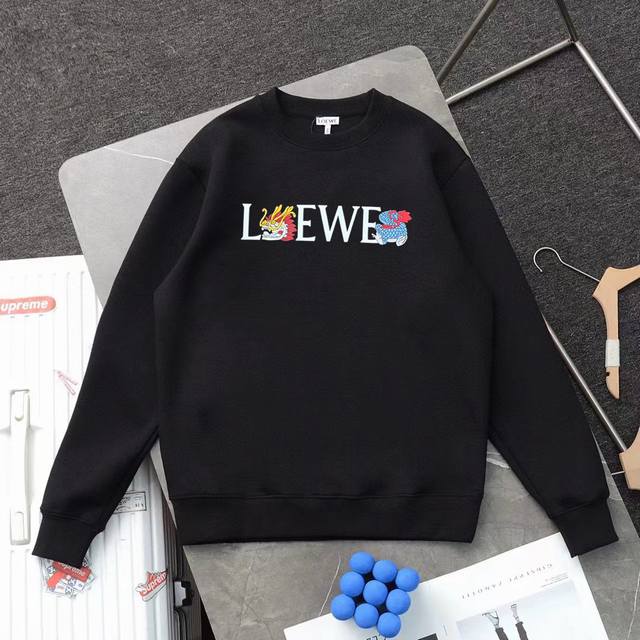 Loewe 罗意威印花圆领毛圈卫衣 1:1对版面料420克毛圈高克重百分百纯棉 提前做过预缩水1×1双纱洗一辈子都不会变形的 男女同款 官网细节 龙年新春图案l