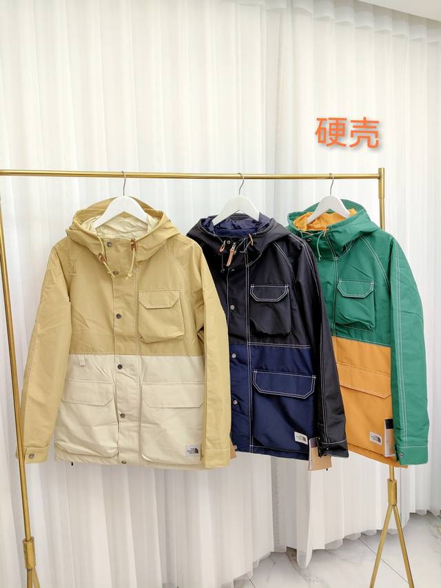 顶级压胶热封天花板 颜色：硬壳三色 Tnf北面冲锋衣 - 尺码：Xs S M L Xl Xxl 产品细节特性： 1、 防水为国际iso标准90 Iso4 级别达