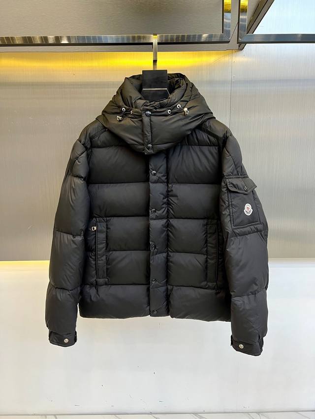 蒙口 Moncler、2024秋冬新款经典男女同款双标刺绣羽绒服。该款短款派克羽绒采用 亮面漆皮面料制成，服装满载功能性细节，确保温暖呵护。设有可拆卸风帽、拉链