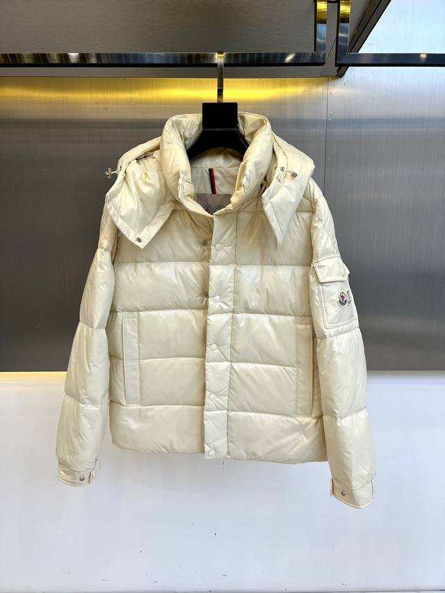 蒙口 Moncler、2024秋冬新款经典男女同款双标刺绣羽绒服。该款短款派克羽绒采用 亮面漆皮面料制成，服装满载功能性细节，确保温暖呵护。设有可拆卸风帽、拉链