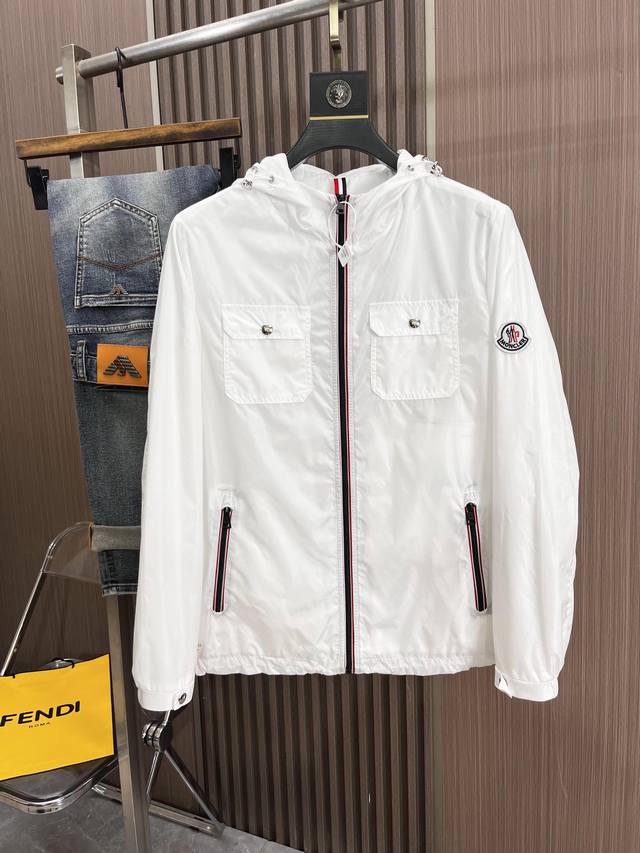 蒙口moncler 高端品质2024秋季新品时尚休闲连帽夹克外套，进口原版科技面料，上身舒适透气，胸前精致工艺logo，独特设计时尚潮风格，反面数码定位印花工艺