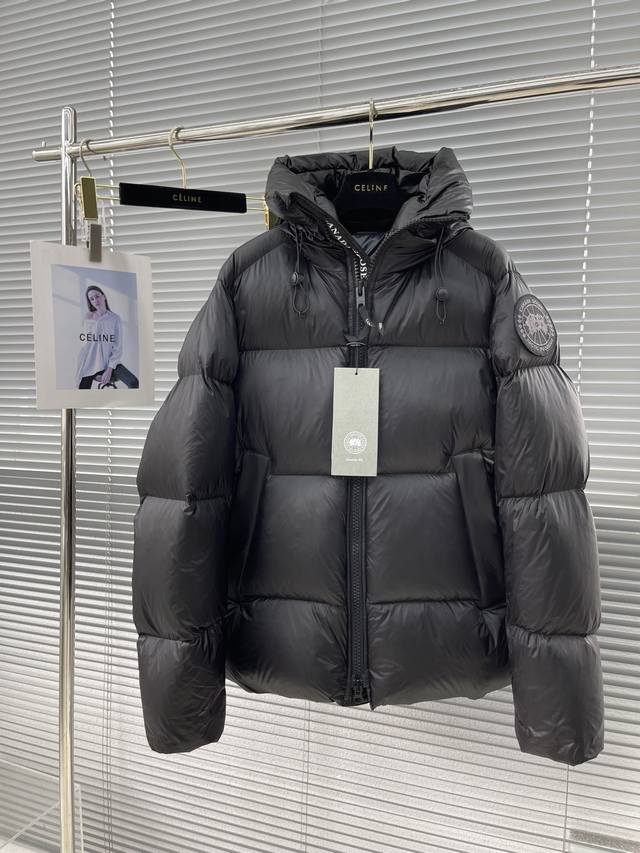 Canada Goose 加拿大鹅 限定新款crofton面包羽绒服男女情侣款 码数：S-Xxl S嘛胸围124 肩宽47 袖长65 100-120斤 设计理念