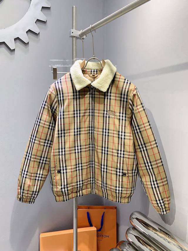 Burberry巴宝莉新款羽绒服秀场新品 品相非常完美，专柜高科技防水面料，内里90%白鸭绒填充，舒适保暖，色泽饱满诱人，非常出彩的设计，轻松将时髦感进阶，做工