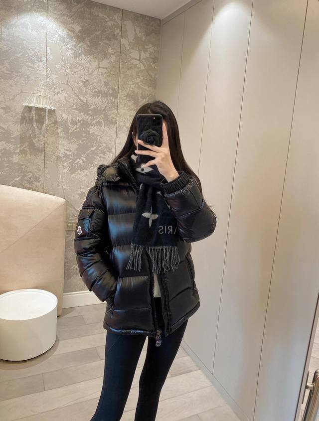 Moncler Maya 蒙口陈奕迅同款玛雅亮面小标男女同款情侣款羽绒服 -顶级复刻版本 全新色调焕新标志性款型。彰显品牌dna的典范之作，采用闪亮漆面尼龙制成