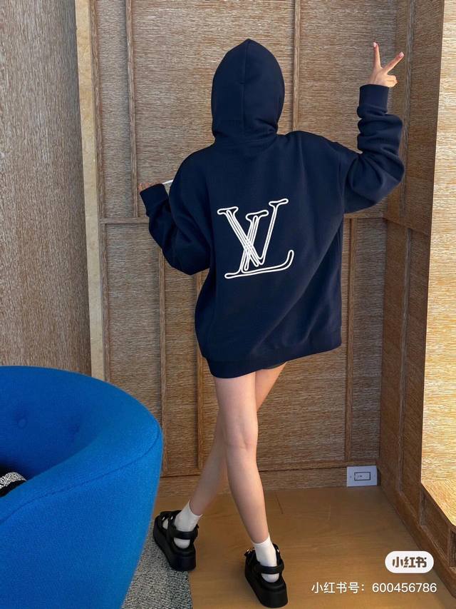 高品质 Louis Vuitton Lv 路易威登24Ss重工刺绣休闲抽绳连帽卫衣 这款卫衣展现随性不羁的同时洋溢活泼青春的气息，极度的徜徉与自由出行凹造型，没