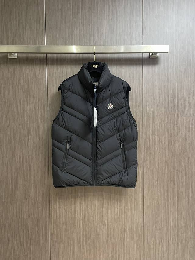 Moncler 2024Ss早秋新款羽绒马甲，采用轻盈尼龙面料制成，90白鸭绒填充，整体呈现流畅简约设计，这款羽绒马甲非常适合叠穿，可搭配各种单品，演绎多样风格