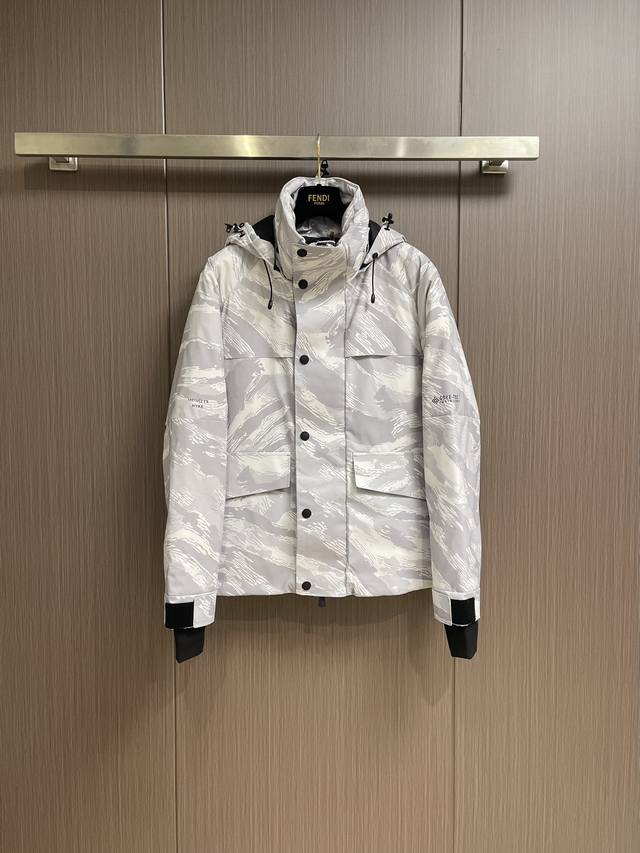 Moncler Grenoble风雪经典的白迷彩羽绒外套，为造型气质多一份简约时尚．多用途的羽绒提供了卓越的功能性与保暖防护．质感与用料非一般作坊货品所能比拟．