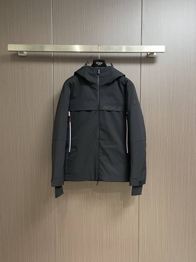 Moncler Grenoble压胶滑雪羽绒服 彰显造型气质的不朽传奇．极致款的休闲户外型羽绒服，寒风凛冽的冬季让您拥有关怀备至的温暖．双层防护门襟设计．卓越的