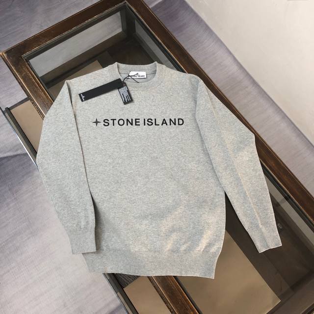 Stone Island 石头岛独家最新款男士休闲套头针织毛衣 高级定制 都市风十足 经典简约大气圆领打底针织毛衣。 进口面料， 柔软细腻 ，穿着亲肤舒适，男人