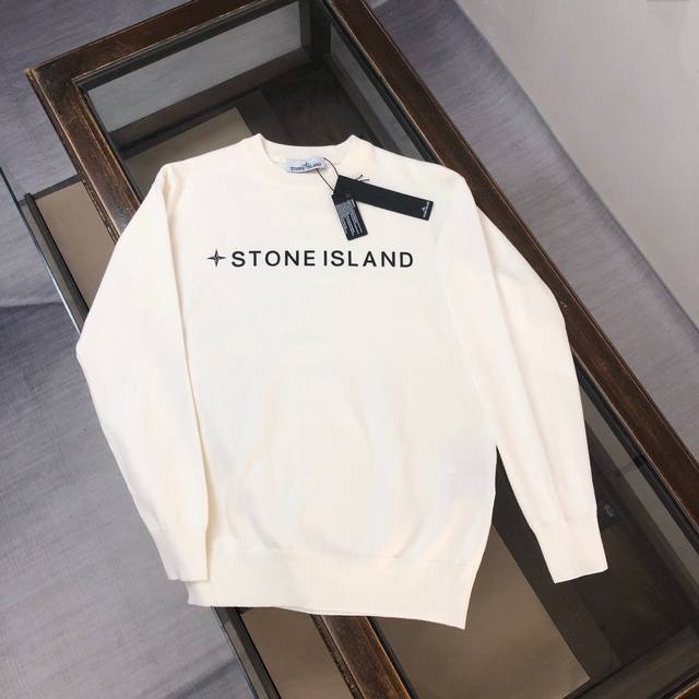 Stone Island 石头岛独家最新款男士休闲套头针织毛衣 高级定制 都市风十足 经典简约大气圆领打底针织毛衣。 进口面料， 柔软细腻 ，穿着亲肤舒适，男人