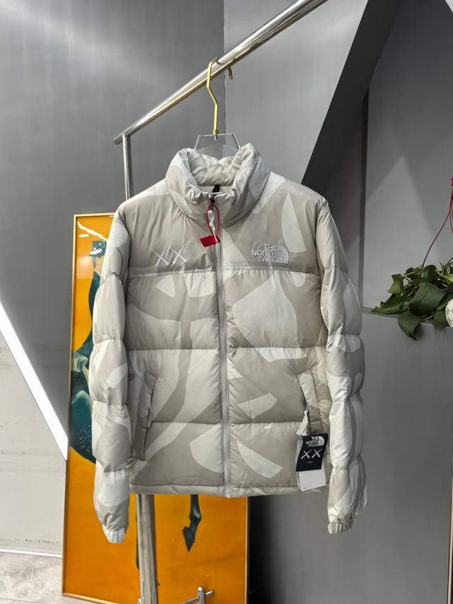 Thenorthface北面联名kaws考斯xx联名款羽绒服 颜色：白花色 品牌简介：The North Face。一直致力支持去发现、亲近大自然。赞助探险家们