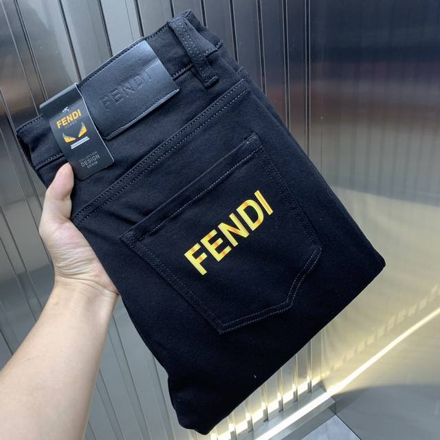 芬迪fendi 时尚休闲牛仔裤，高端欧版原单裤子，潮流时尚休闲裤子 透气舒适度高，细节无可挑剔，品牌元素设计理念，体现高品质。呈现休闲裁剪，上身版型超赞！码数：